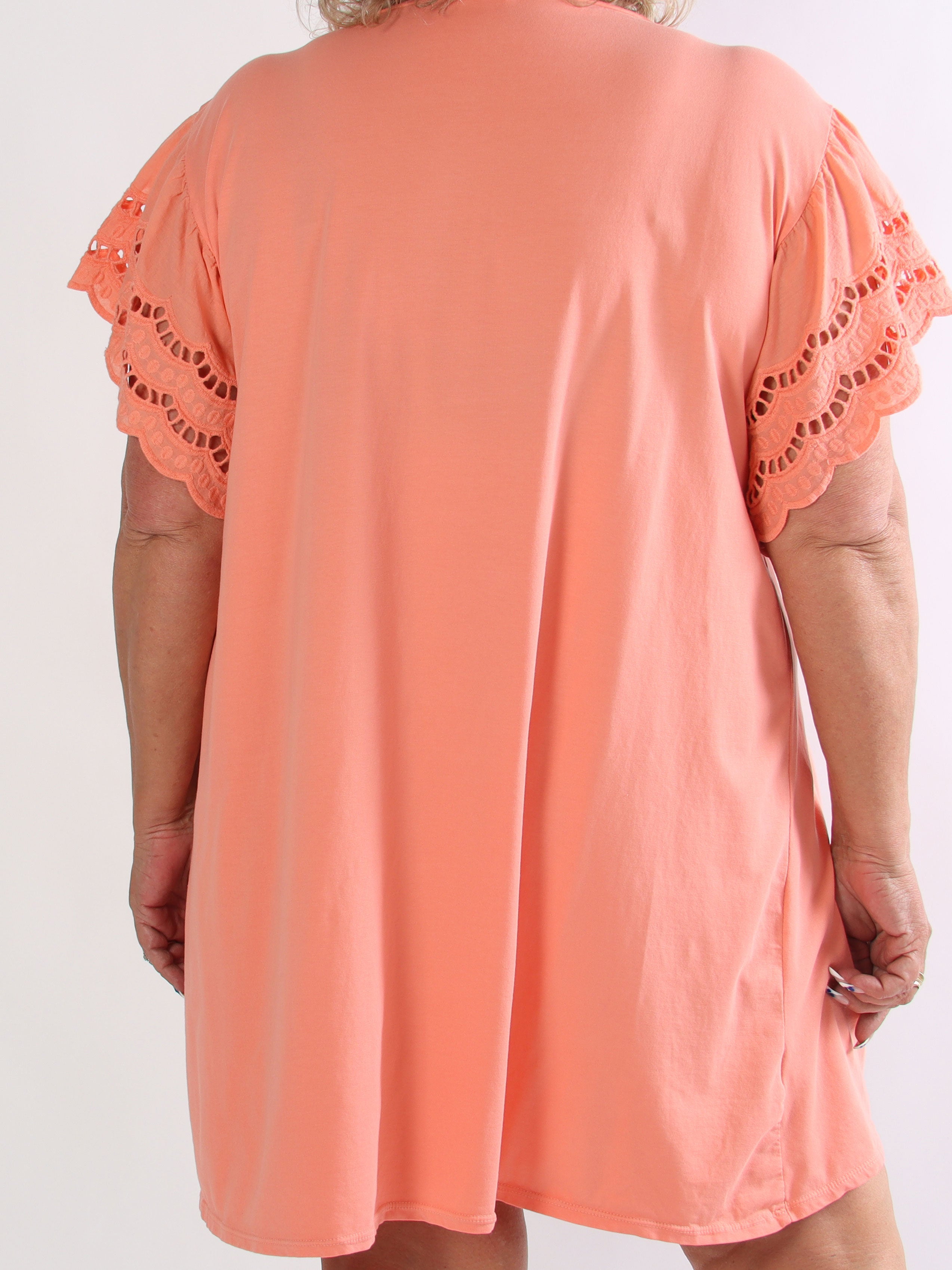 Magnolia Print - Plus size kjole i blød bomuld med tekst og ærmer i broderet hulmønster